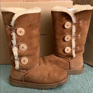 Uggs triple bailey button chestnut boots size 7